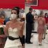 Mulher invade trabalho do namorado vestida de noiva junto com pastor e madrinha