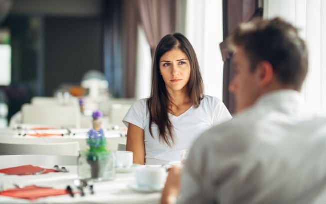 Ser inteligente ou sociável demais faz as mulheres perderem interesse nos relacionamentos